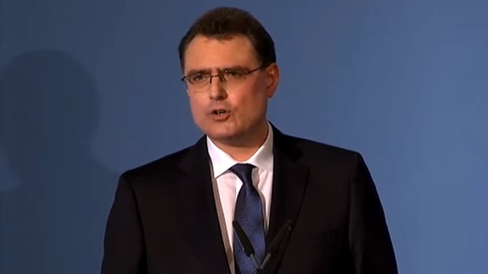 Il directur da la BNS Thomas Jordan dat pled e fatg avant las medias.