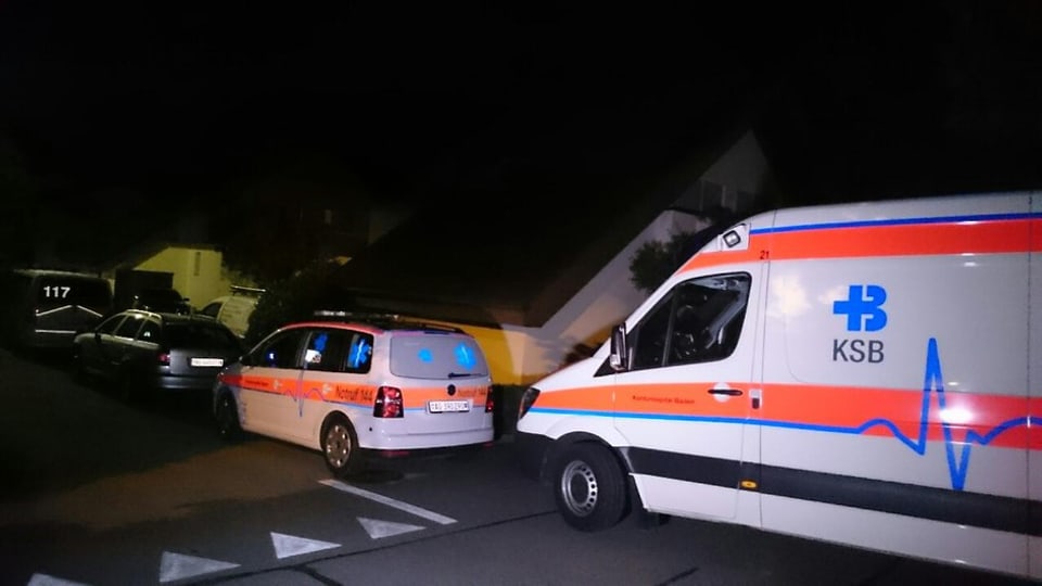 Ambulanza ed auto da polizia en il quartier a Würenlingen.