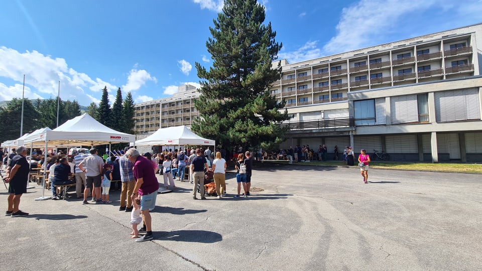 Viele Leute sind gekommen um das alte Hotel einmal von innen zu sehen. 