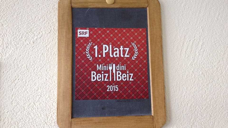 Tavla Mini Beiz, Dini Beiz tavla d'onuraziun.