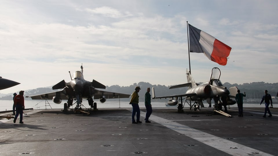 Aviuns da cumbat franzos sin il porta-aviuns “Charles de Gaulle”.