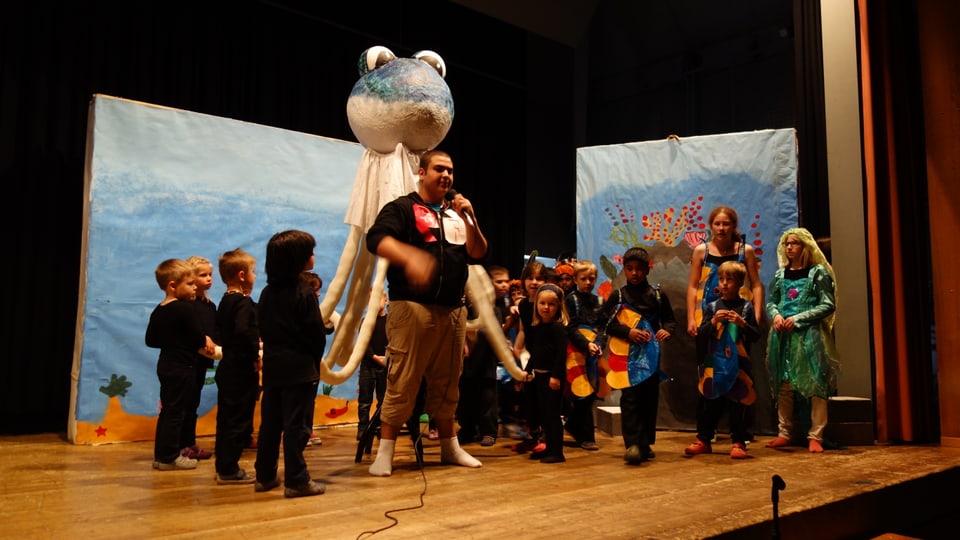 Ina gruppa da teater al festival da l'onn 2014 a Tusaun.