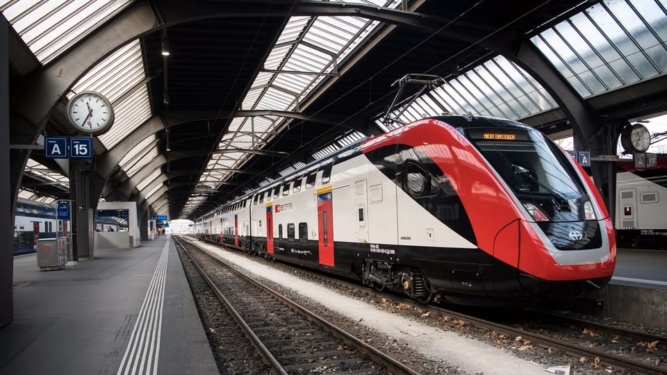 Purtret d'in tren a la staziun principala da Turitg. 