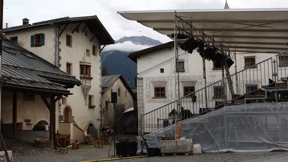 Tribüne und Kulisse in Müstair
