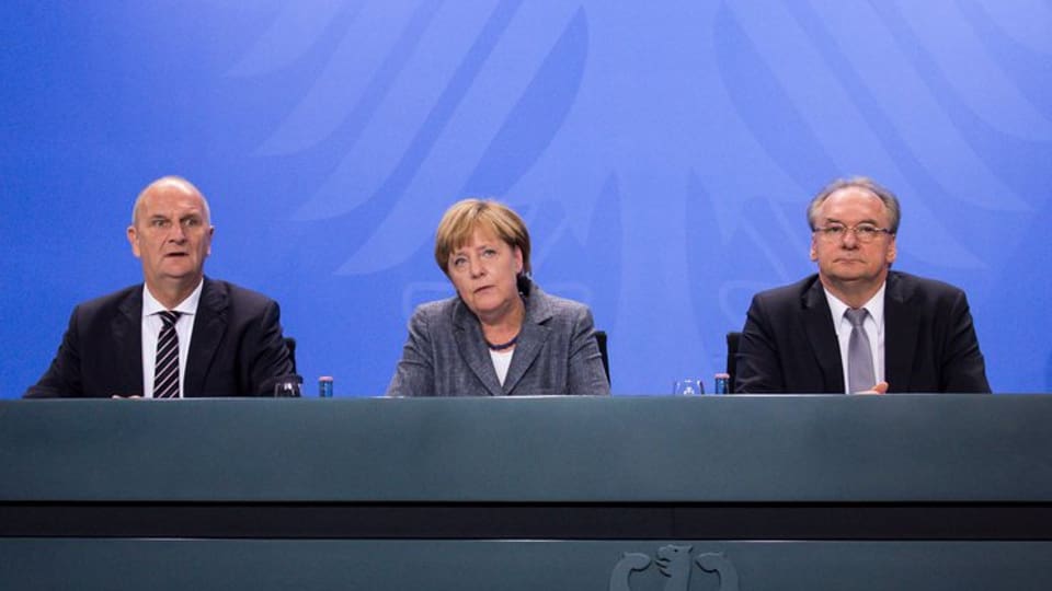 Dietmar Woidke, Angela Merkel e Reiner Haseloff durant la conferenza da medias. 