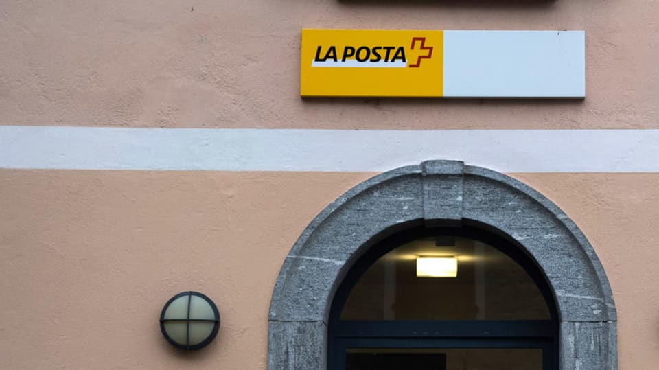 In logo da La Posta sur l'isch d'entrada d'ina filiala da La Posta.
