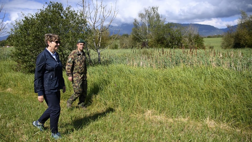 Biodiversitad amez la plazza d'armas CF Viola Amherd ed il colonel Patrick Huber passan sper il biotop da la plazza d'armas Chamblon en il chantun Vad.