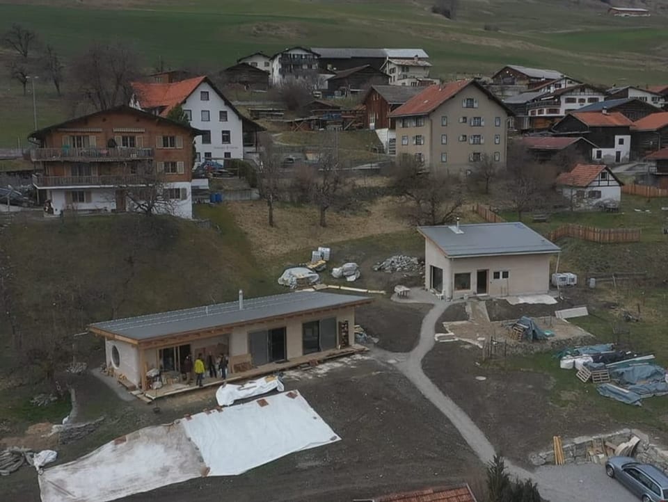 Im Bündnerischen Tartar bei Cazis stehen zwei unscheinbare Häuser, die aus Hanfkalk gebaut wurden.