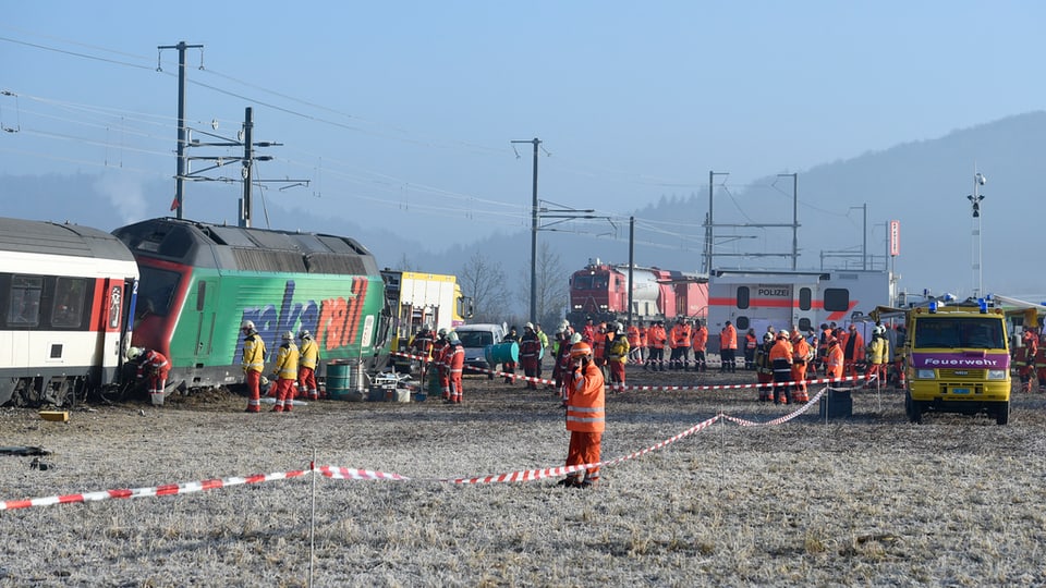 forzas da salvament, pumpiers, sanitaris e gidanters al lieu da l'accident.