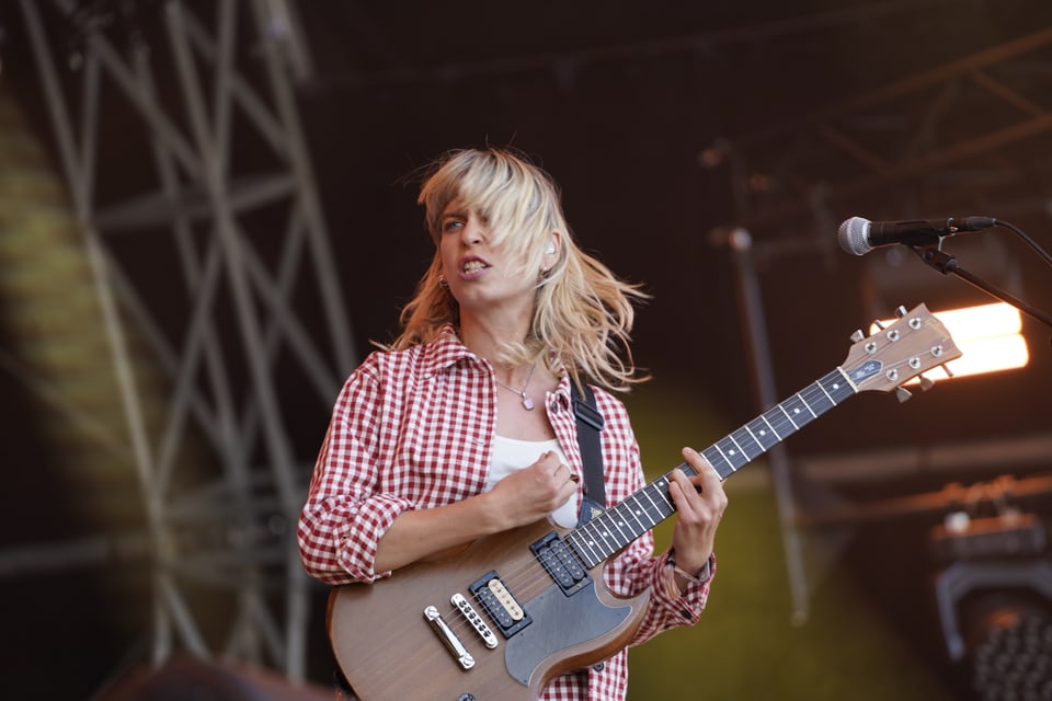 Sängerin und Gitarristin der Zürcher Band Annie Taylor.