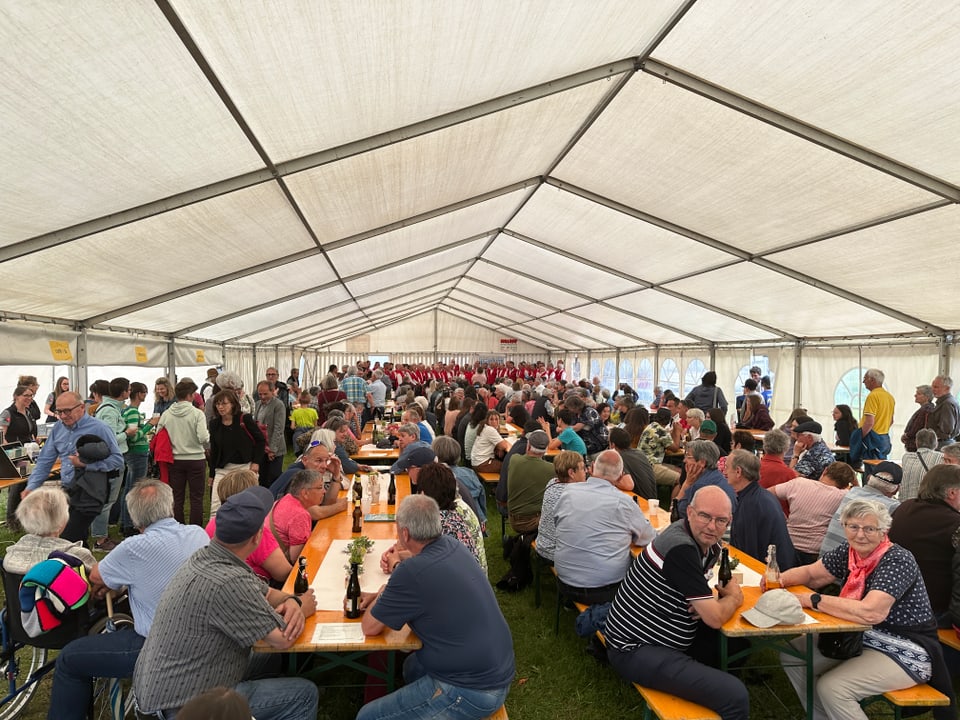 Grosses Fest im Zelt in Zernez.