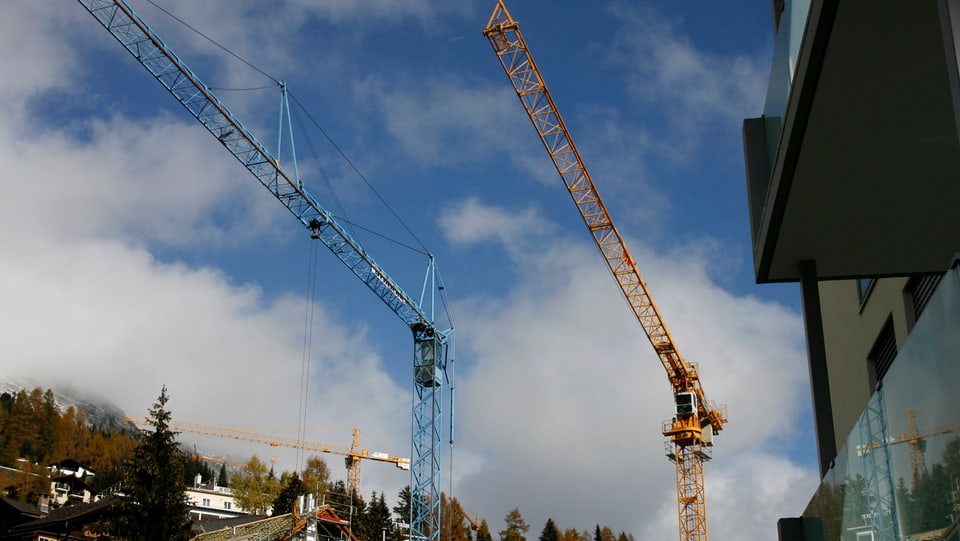 Pliras cranas da construcziun. 
