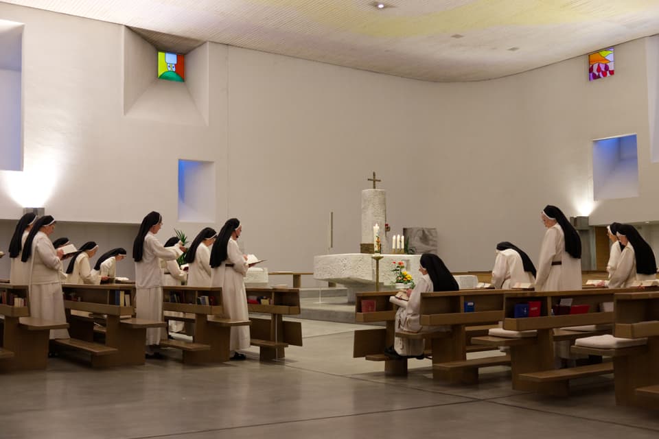 Dominikanerinnen während dem morgentlichen Gebet.