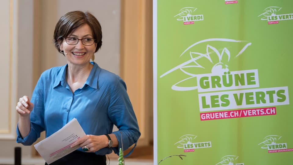 la presidenta dals Verds Regula Rytz dasper in placat cun il logo da la partida verda