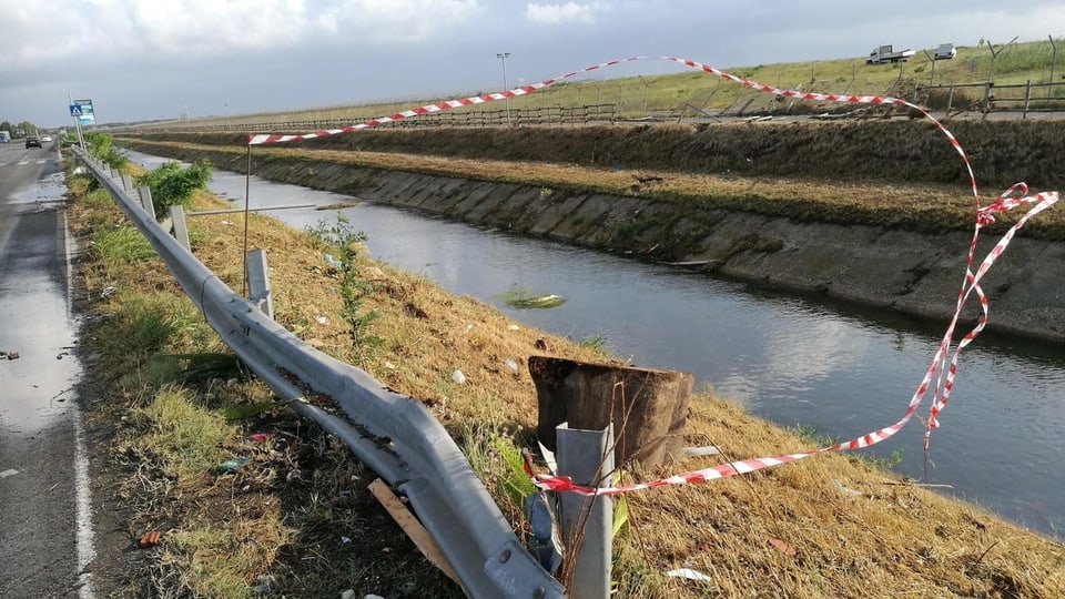 Lieu d'in accident en in chanal d'aua.