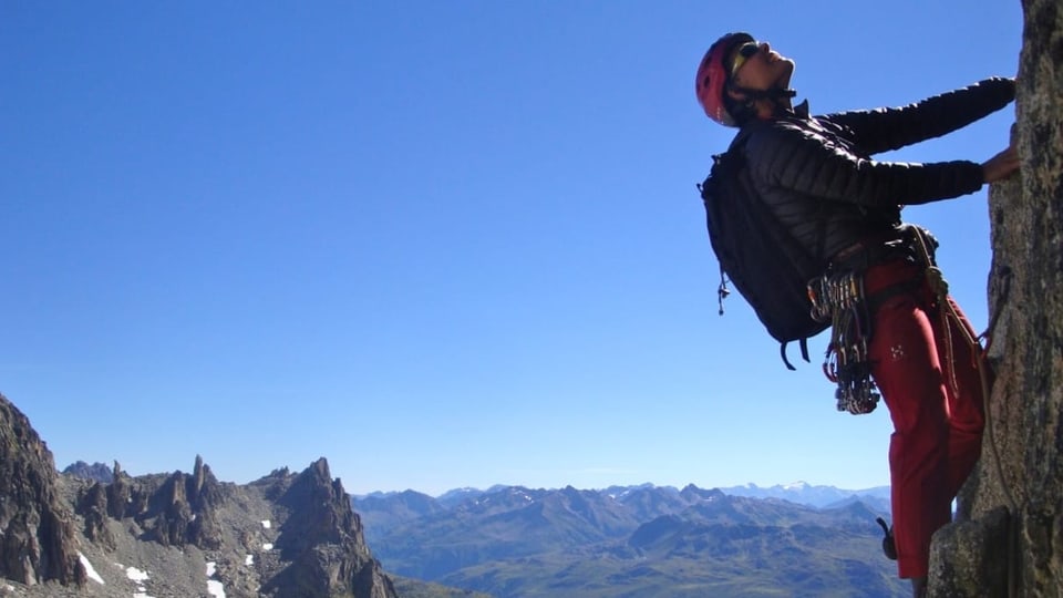 Rita Christen – Oberste Schweizer Bergführerin Rita Christen klettert eine Steilwand rauf