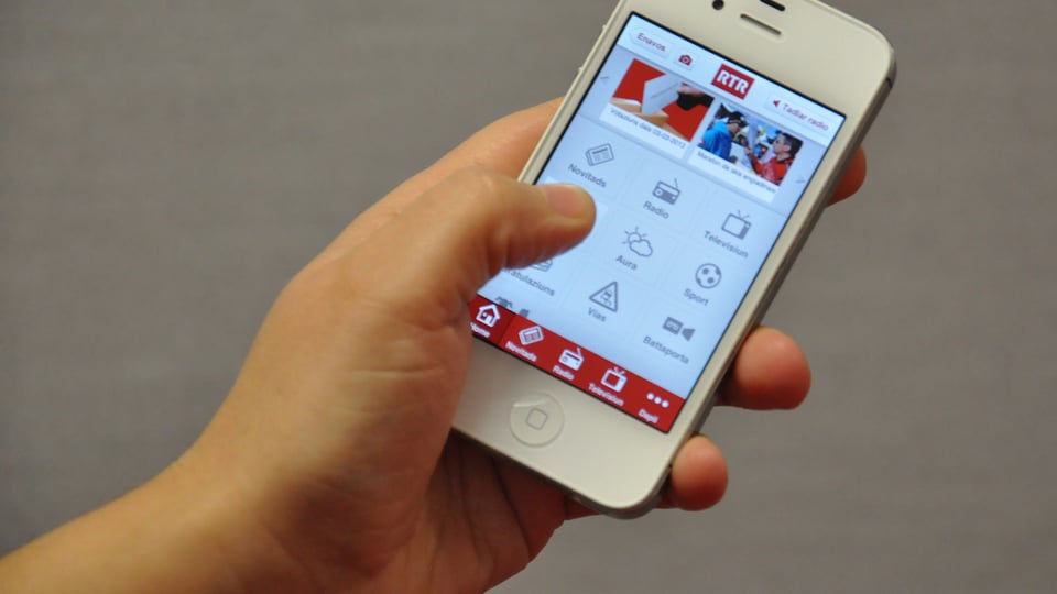 Telefonin smart cun si l'applicaziun mobila da RTR.