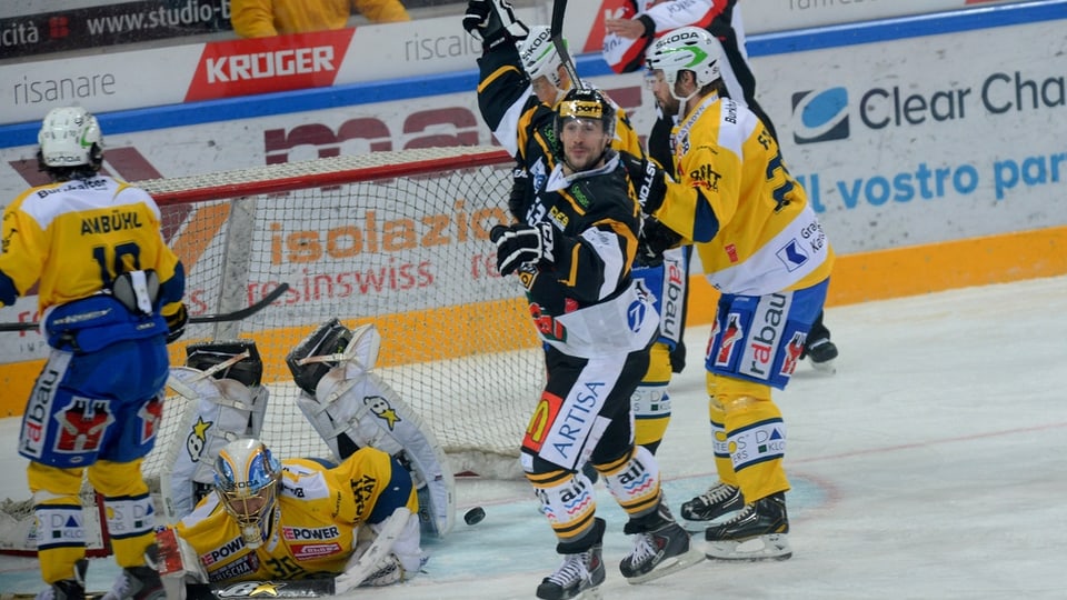 Brett McLean da Lugano giubilescha suenter il gol al 3:2 per Lugano en la halla Resega a Lugano. 