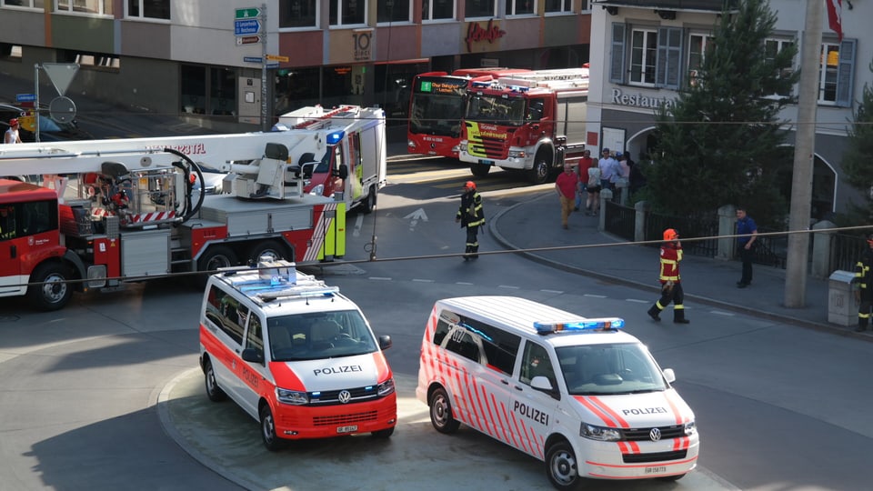 Purtret da dus autos da polizia amez la rondella e vehiculs da pumpiers che arrivan. 