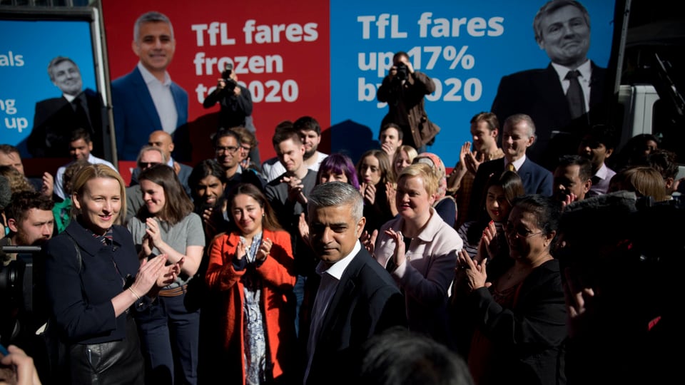 Elecziuns dal burgamester a Londra - il candidat Sadiq Khan stat davant placats dals candidats