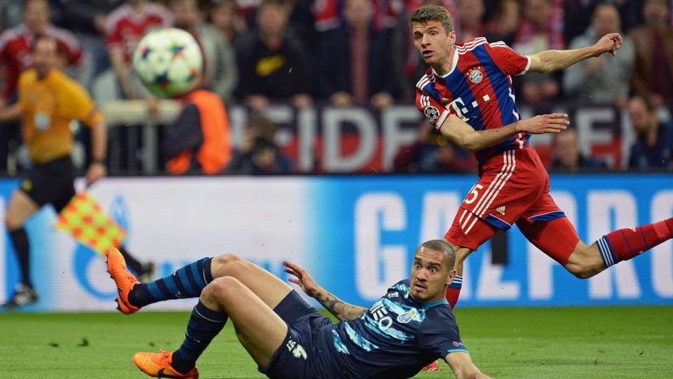 Thomas Müller sajetta in ulteriur gol en la Champions League.