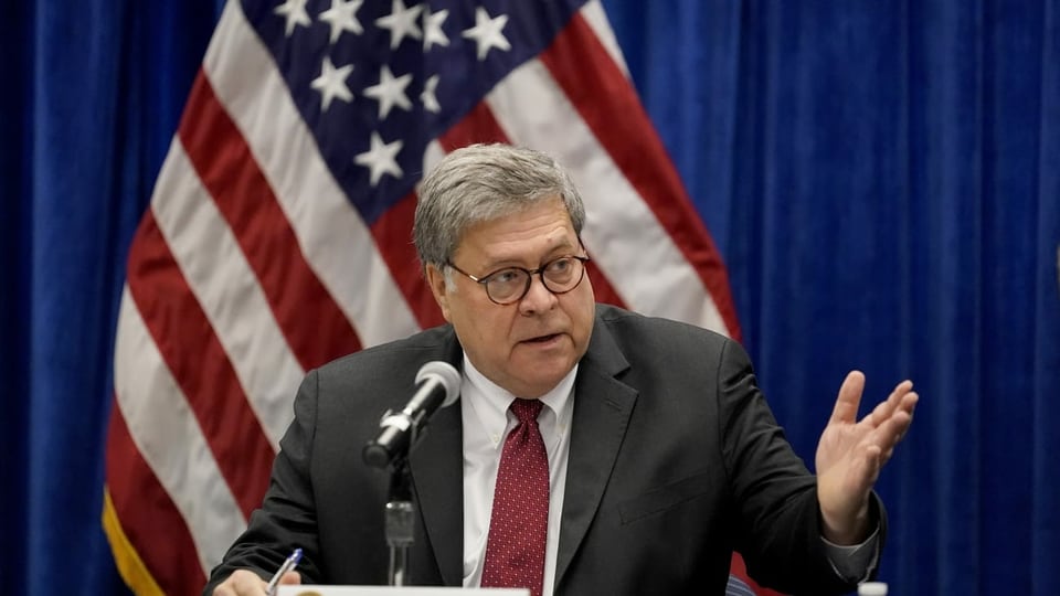 purtret da William Barr durant ina conferenza da pressa. 