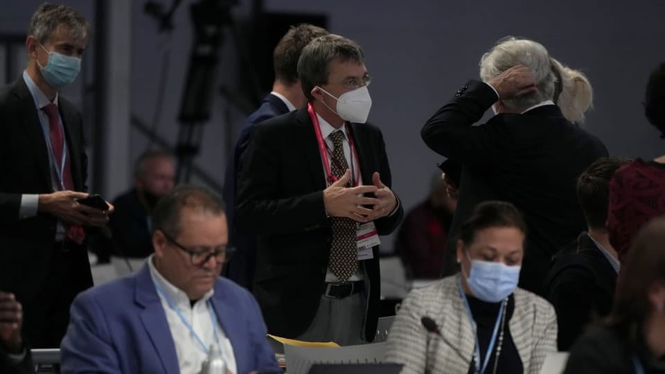 Franz Perrez durant tractaziuns a la conferenza da clima en l'Egipta.