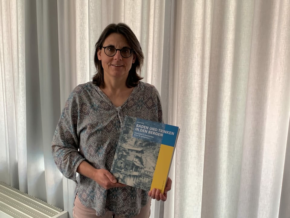 Purtret da Karin Fuchs che tegna enta maun ses cudesch.