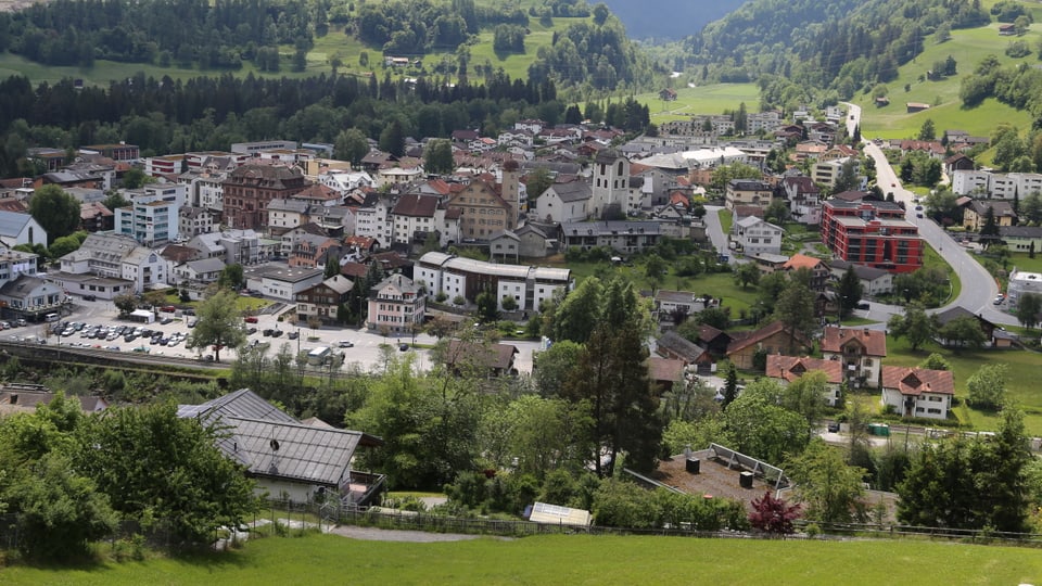La cità da Glion cun la baselgia refurmada el center 