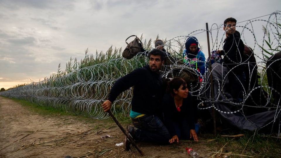 Migrants surmuntan il cunfin tranter l’Ungaria e la Serbia ch’è segirà cun fildarom.