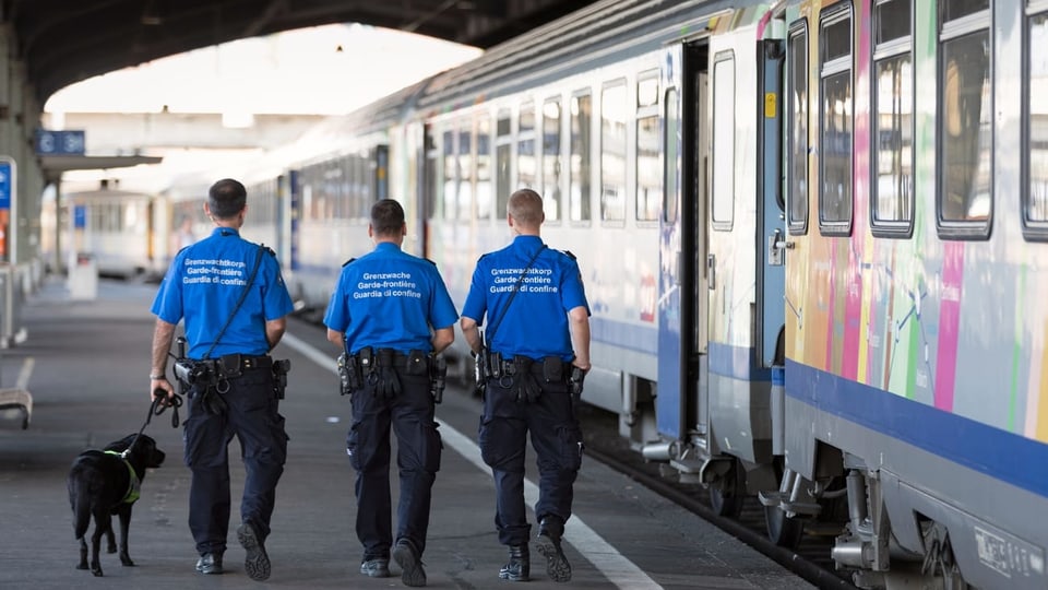 Guardias da cunfin sin controlla dad in tren