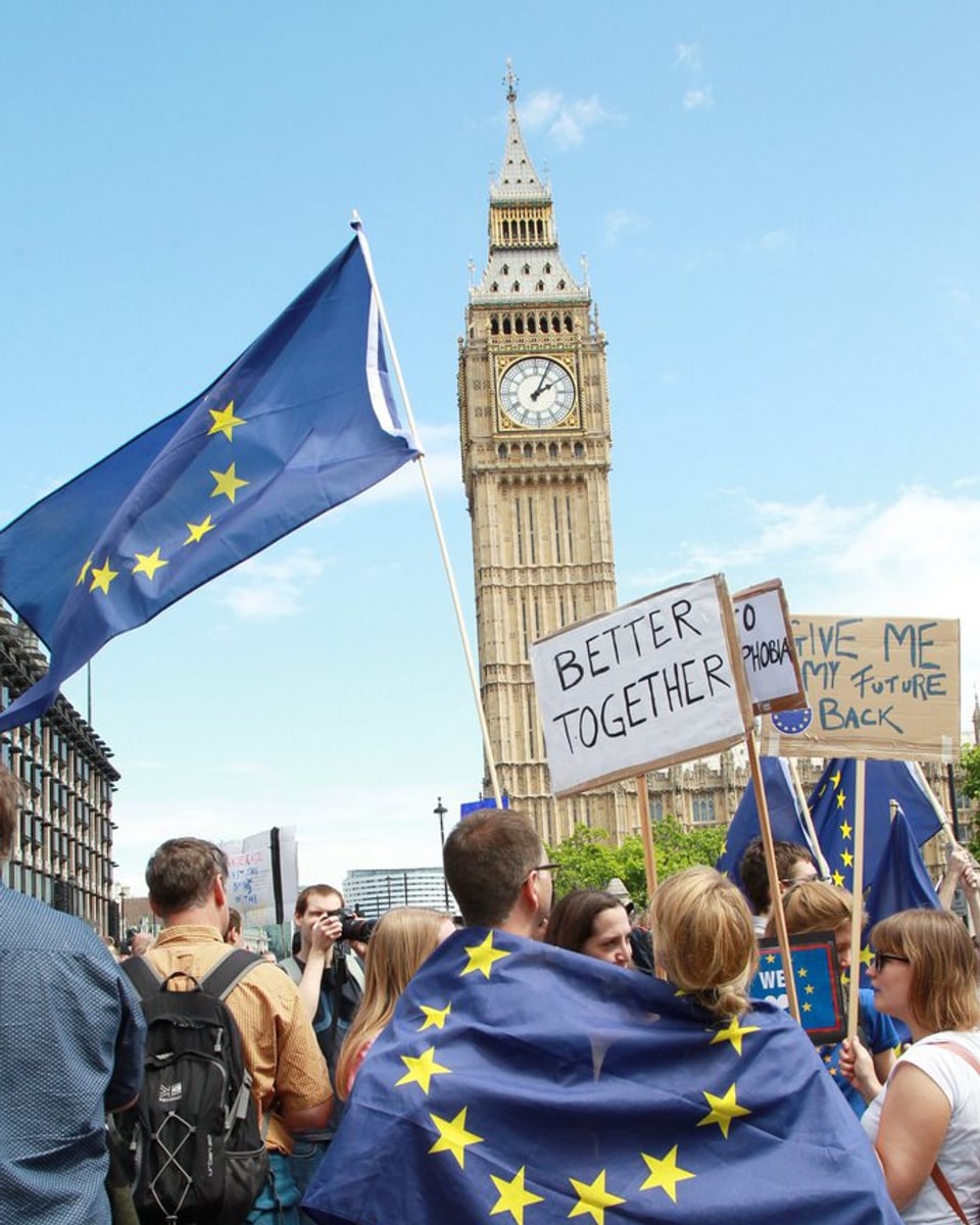 Big ben cun davant si ina bandiera da l'UE.