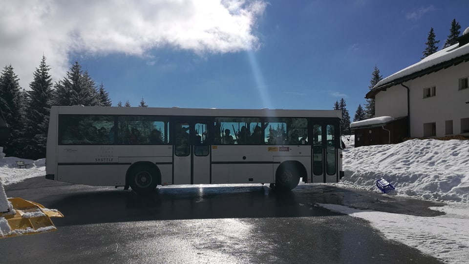 Il bus arriva a Bargis.