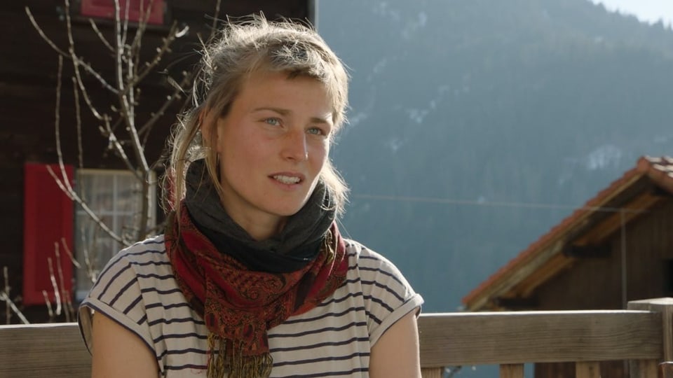 Joana Horni. Dunna giuvna cun chavels blonds.