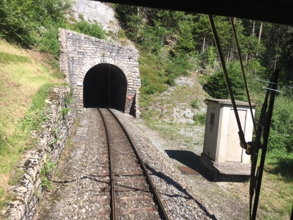 In dals numerus tunnels sin la rait da la Viafier retica - ord la perspectiva dal locomotivist.