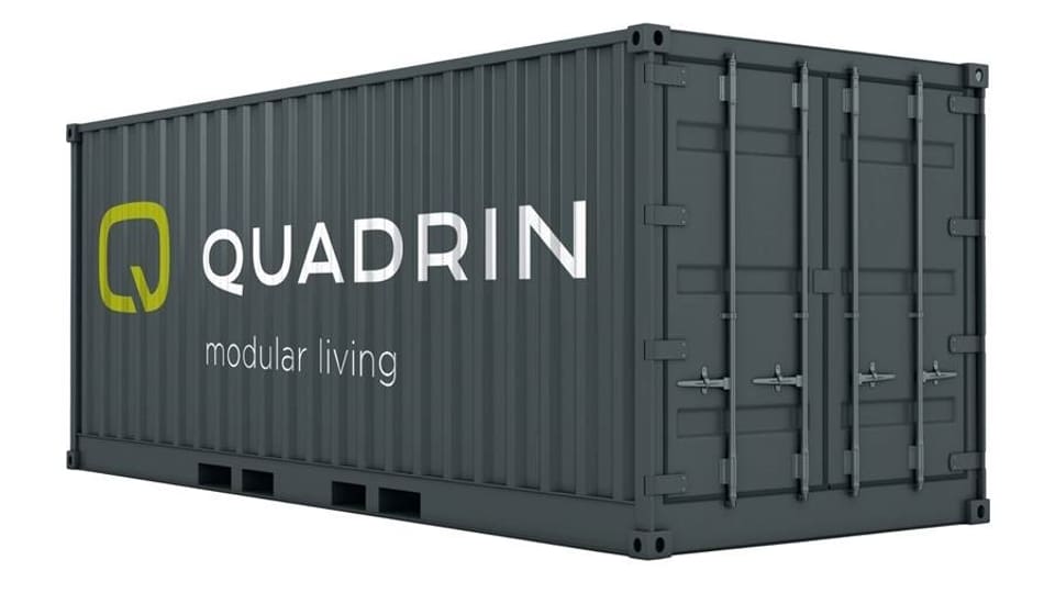 En Containers da bastiments, vegnan ils moduls transportads a lur destinaziun.