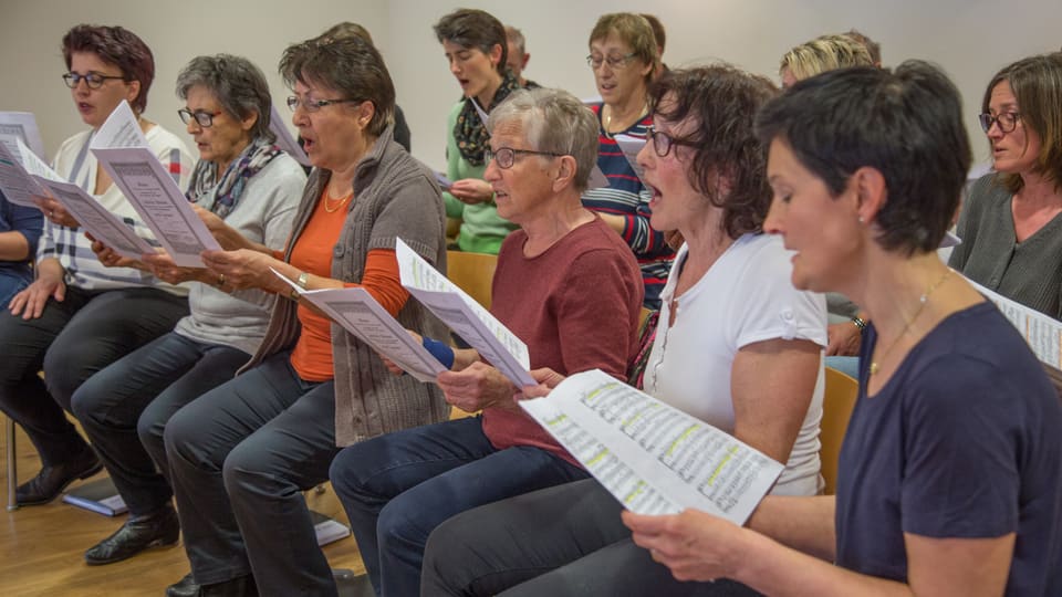 Impressiun d’agl exercizi da chant en sala da la chasa pravenda.