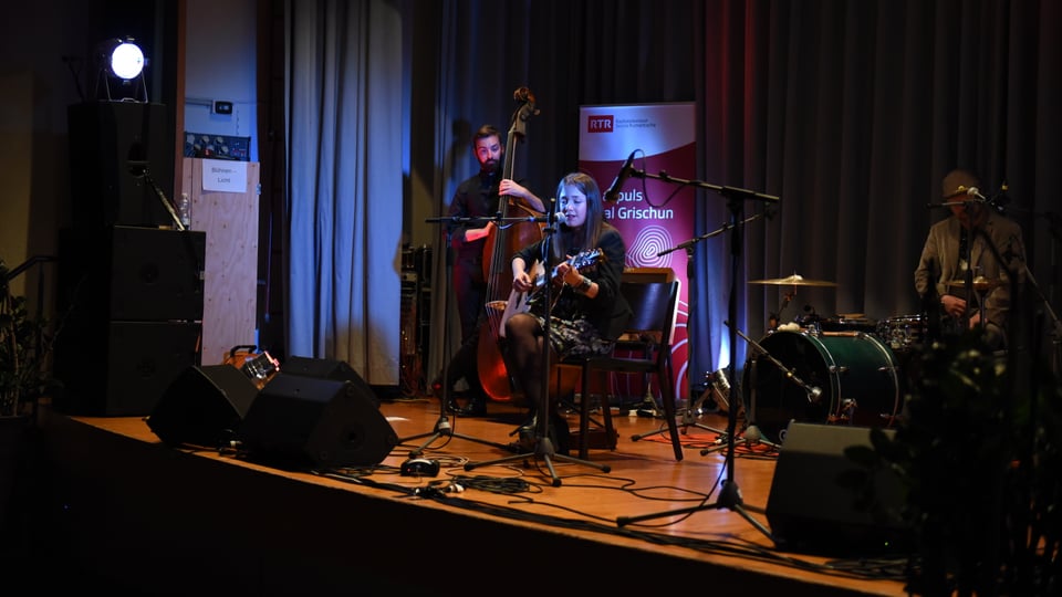 Martina Iori durant ses concert al «Da cumpagnia» a Cuira. Ina giuvna musicista sin il palc.