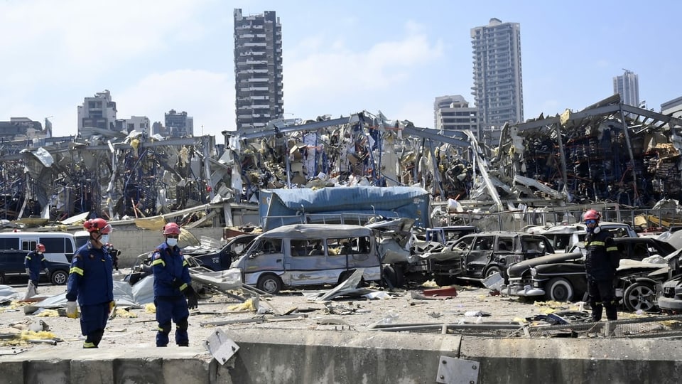 Bajetgs ed autos destruids e trais persunas.
