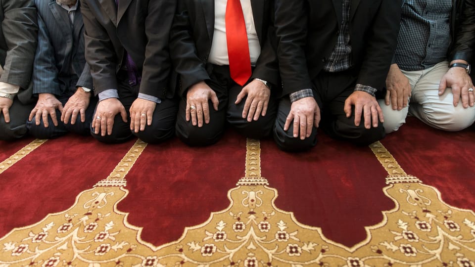 Muslims che fan oraziun.