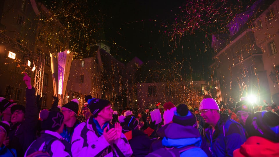 Atlets ed aspectaturs a la festa d'avertura. 