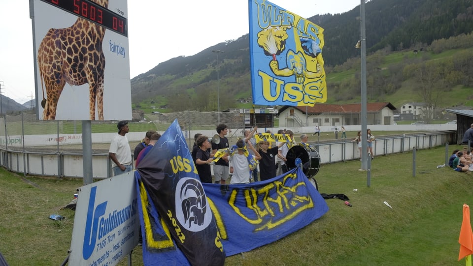 USSI Ultras auf Fussballplatz Pustget in Trun