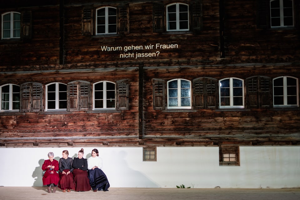 Auch die Frauenrechte werden an der Aufführung «Fausta Piuniera» in Brigels angesprochen. 