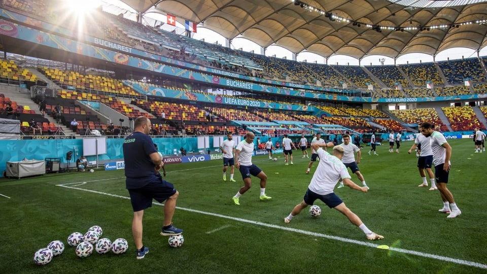 Il davos training: Il davos training dals Svizzers en il stadion a Bukarest.