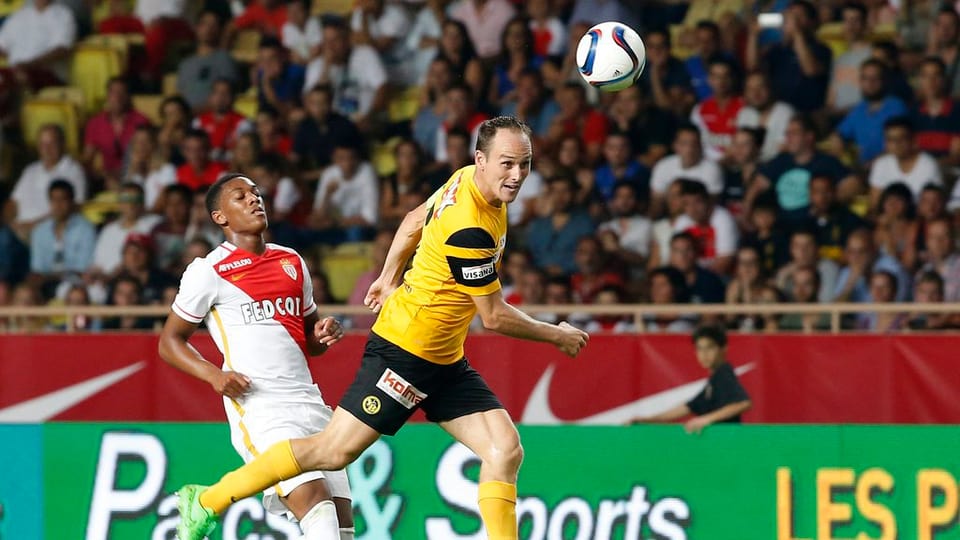 Il giugader dals Young Boys Steve von Bergen sa stenda per in bal.