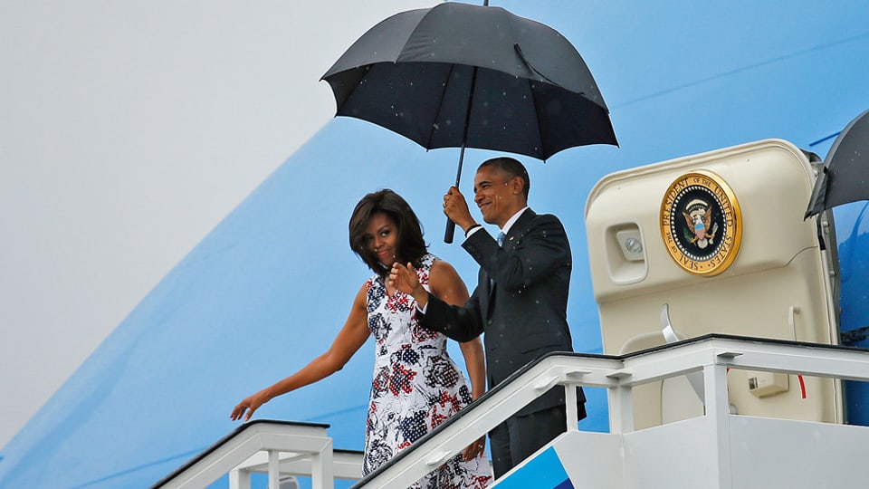 Barack e Michelle Obama vid il sortir da l'aviun. 