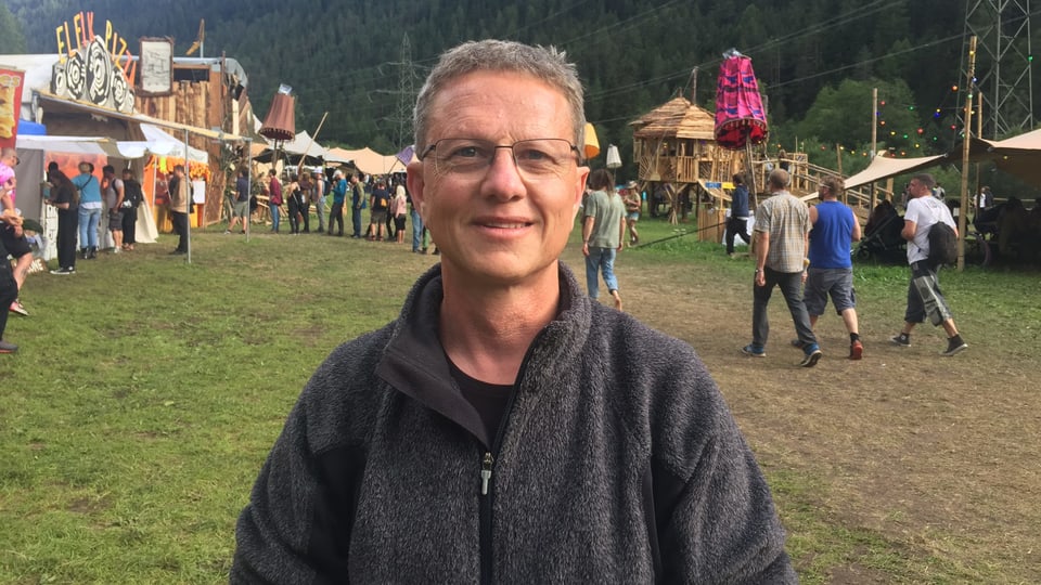 Reto Bachmann da la suprastanza communala da Bravuogn Filsur.