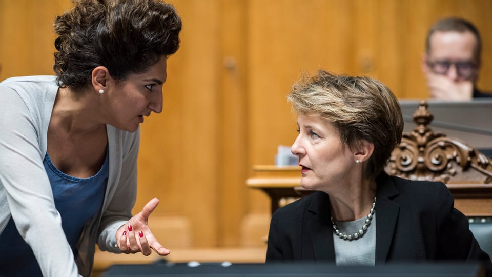 La cussegliera naziunala Sibel Arslan (Verds, BS) en discussiun cun la cussegliera federala Simonetta Sommaruga.