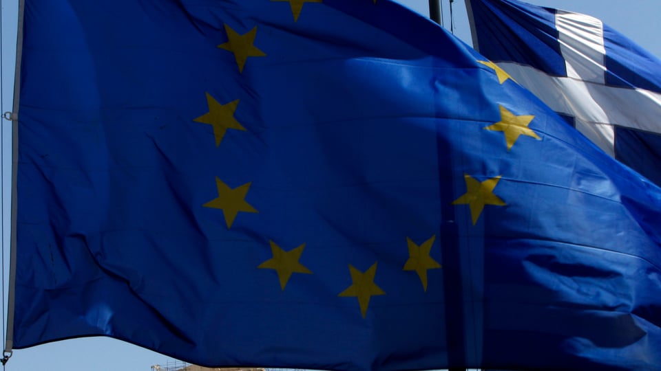 Vista sin bandiera da l'UE e da la Grezia.