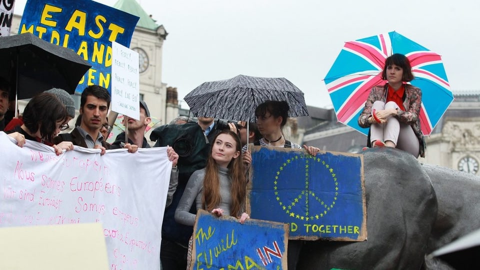 Differents demonstrants cun placats anti-Brexit tar Trafalgar Square.